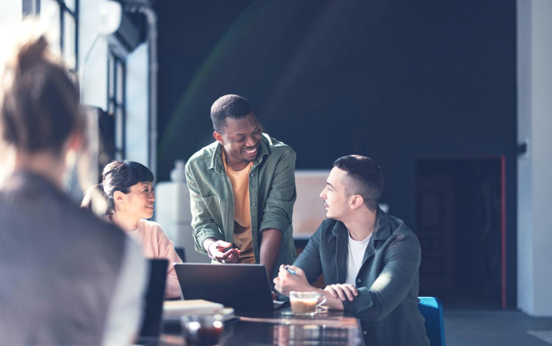 Sayuran hijau segar yang dimasak dengan cara mengukus