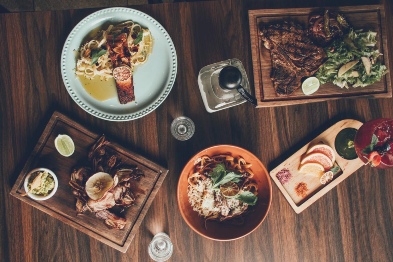 Proses brainstorming dan diskusi tim untuk mengembangkan konten edukatif