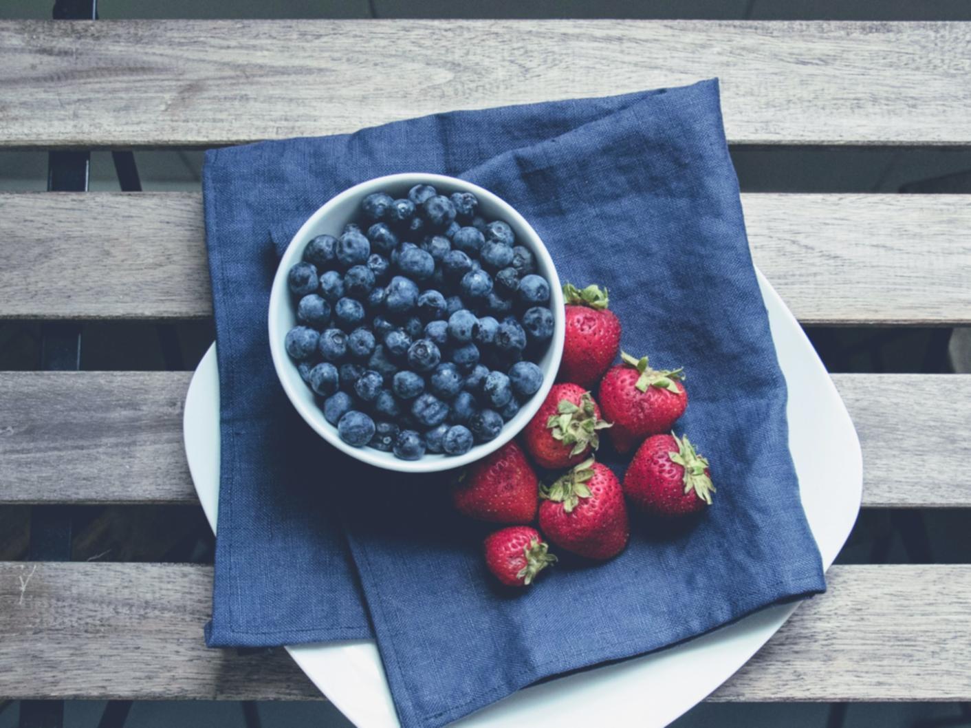 Proses memasak dengan teknik mengukus sayuran segar menggunakan peralatan dapur sederhana